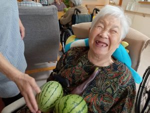 LINE_ALBUM_佐藤さんより　ホームで採れたスイカ_260810_2
